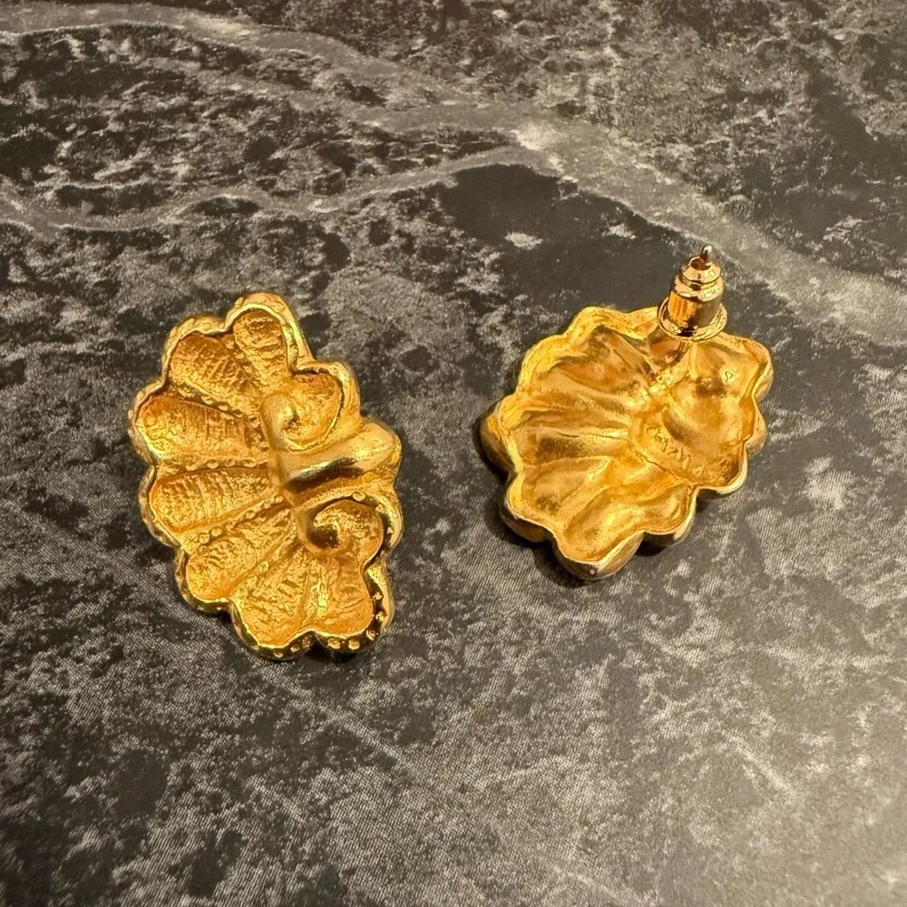 Vintage Signed MMA (Metropolitan Museum of Art) Gold Tone Shell Earrings - Picture 2 of 2